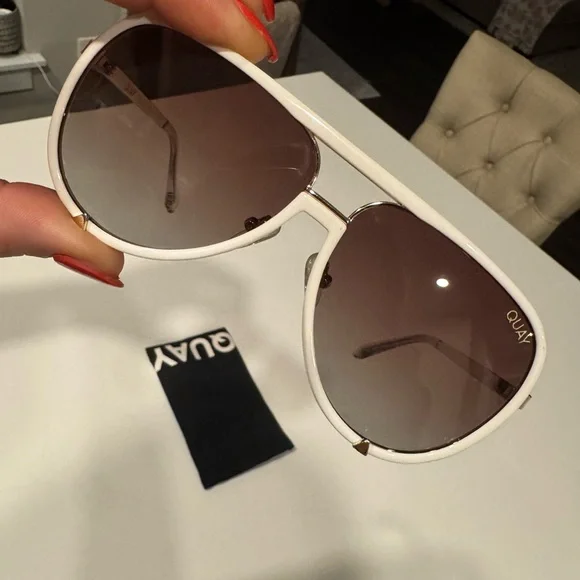 Quay Australia | Accessories | Quay Australia White Aviator  display picture 2